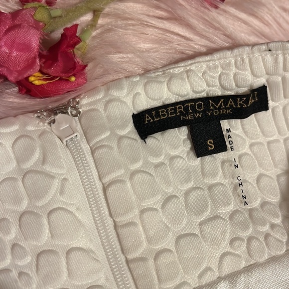 NWOT ALBERTO MAKALI WHITE PEBBLED SKIRT SIZE SMALL - Picture 2 of 4